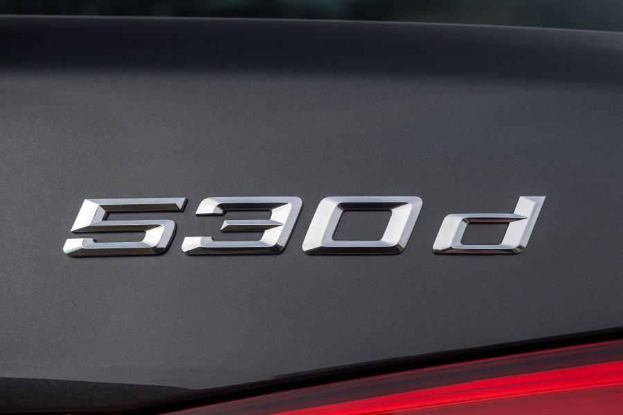 Логотип BMW 530d xDrive Sedan Luxury Line 2017 года  (WW) (фото 7 из 61)